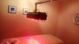 Massageraum mit W&auml;rmelampe; gro&szlig;es Bild